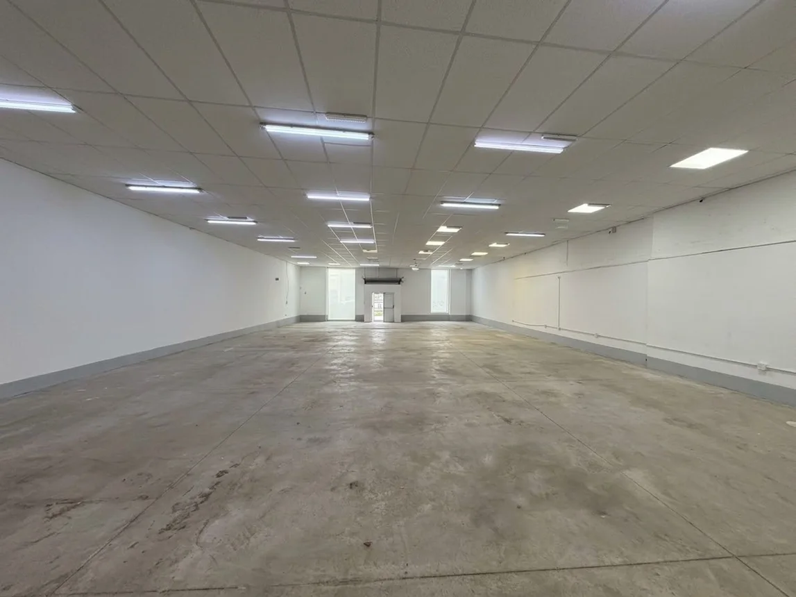 Interior amplio del local comercial en alquiler sobre San Martín 3300